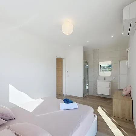 Contemporaine Bord De * Saint Aygulf